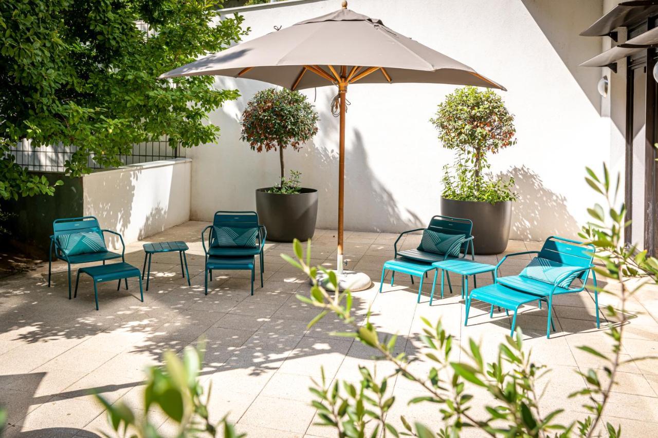 Fraser Suites Paris La Defense Courbevoie Luaran gambar The courtyard at the hotel
