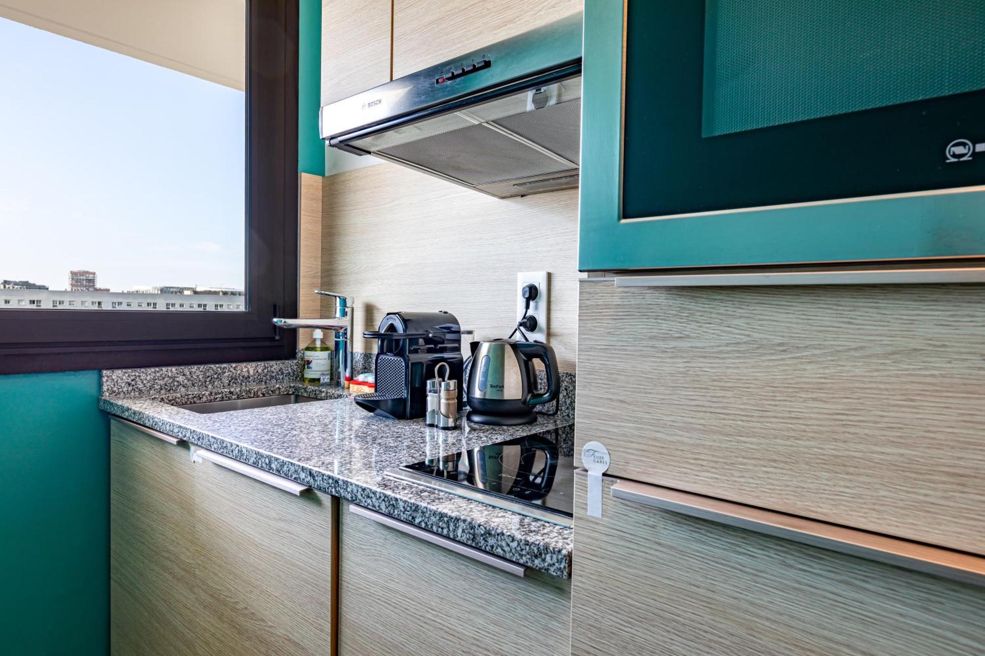 Fraser Suites Paris La Defense Courbevoie Luaran gambar A typical kitchen in a student residence hall