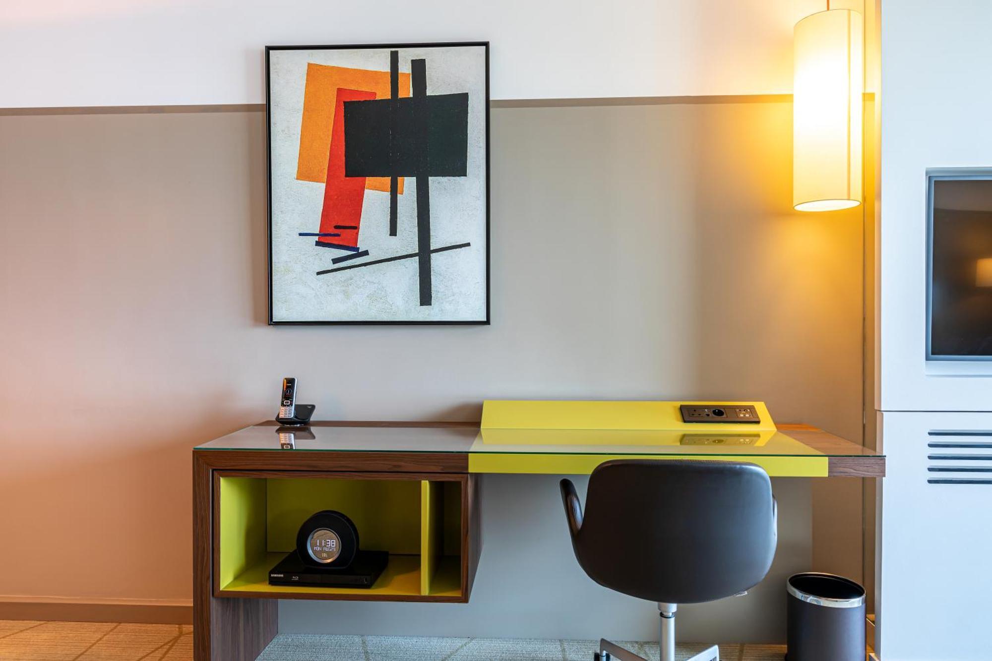 Fraser Suites Paris La Defense Courbevoie Luaran gambar A work desk in a hotel room