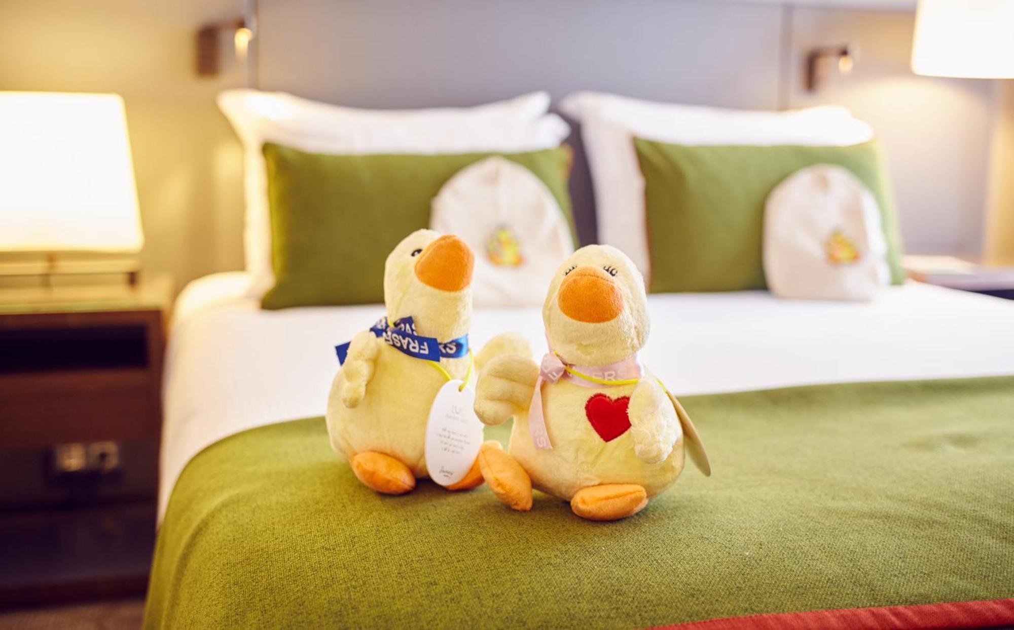 Fraser Suites Paris La Defense Courbevoie Luaran gambar The hotel's mascot, the duck