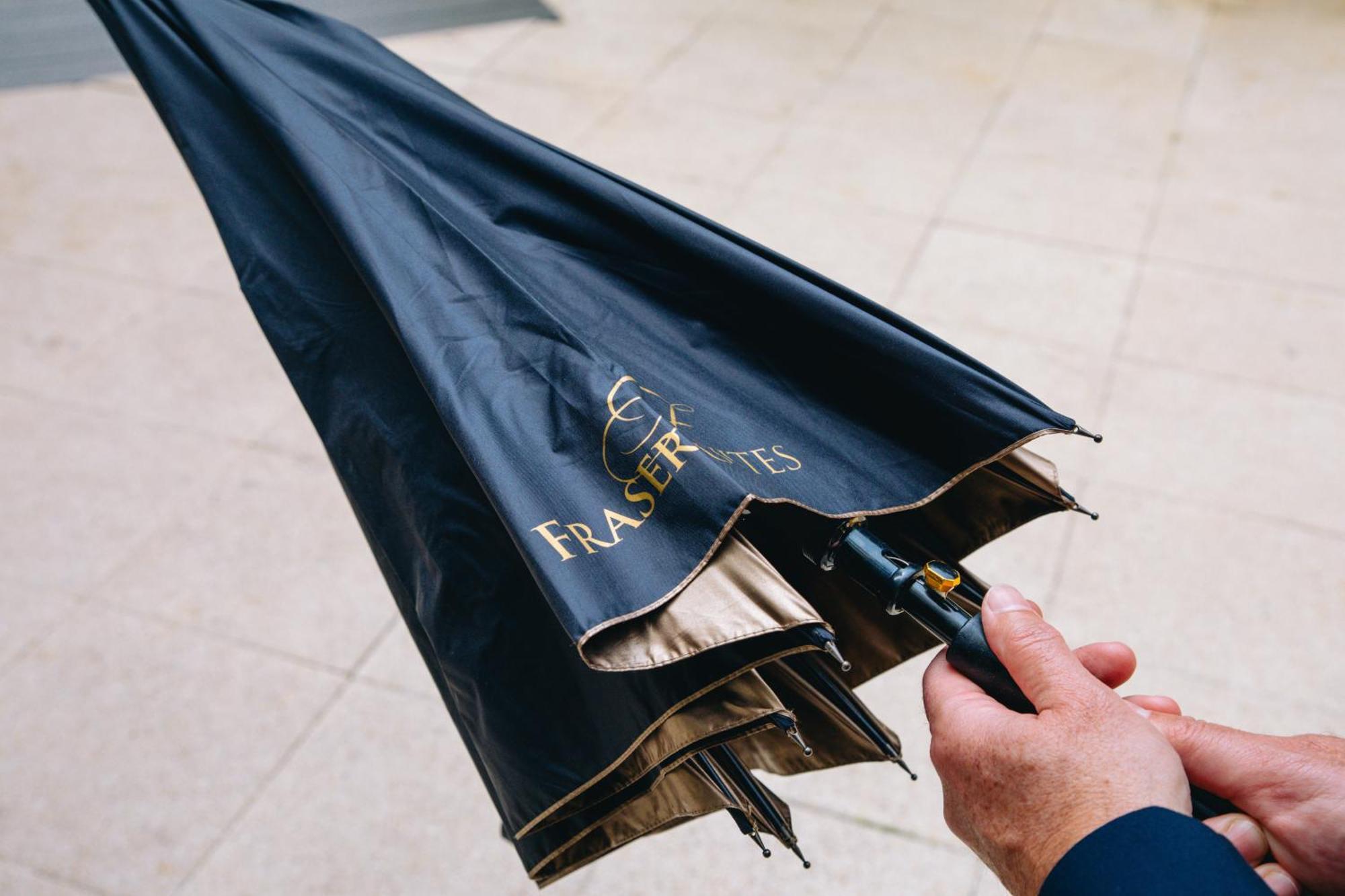 Fraser Suites Paris La Defense Courbevoie Luaran gambar A closed inverted umbrella