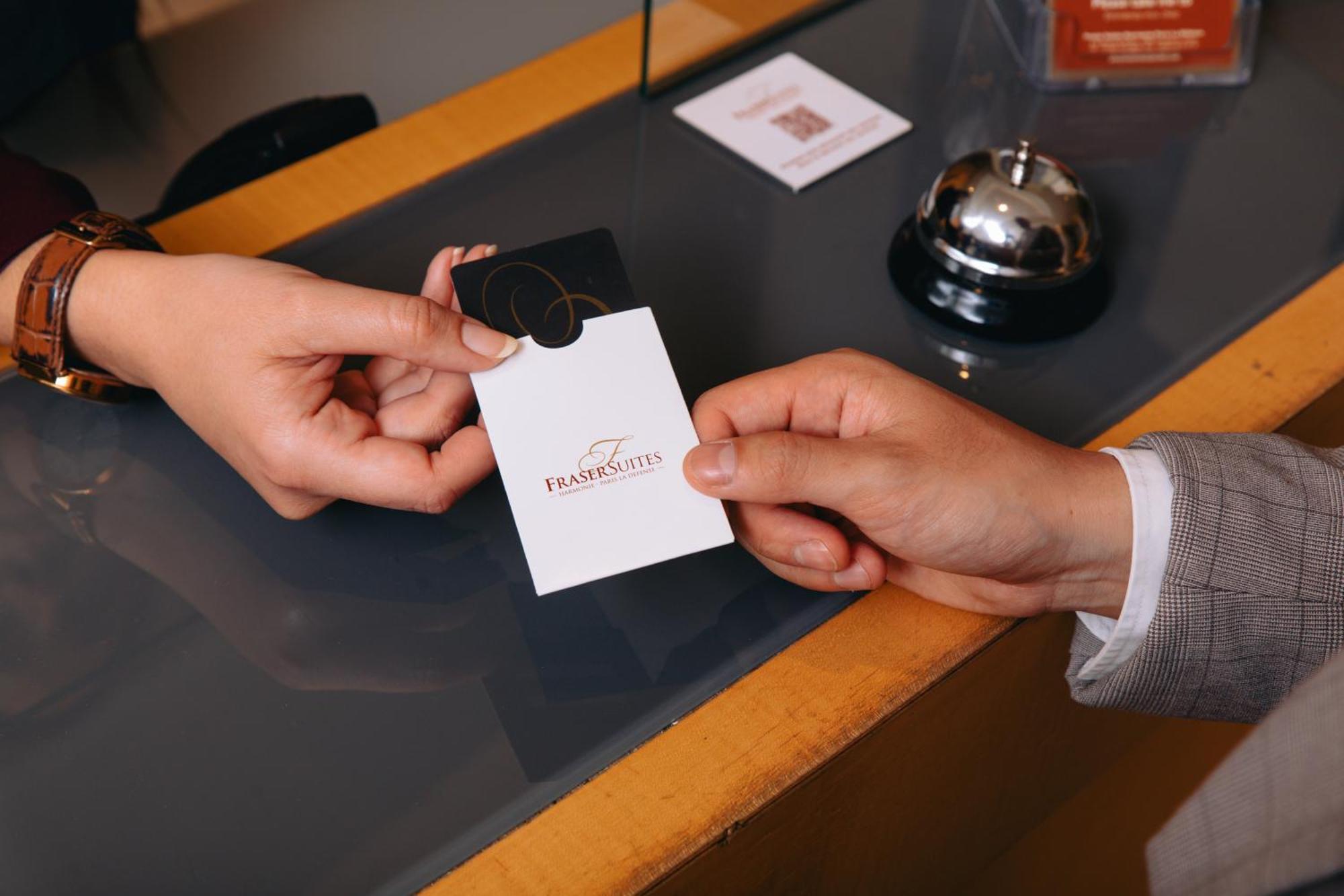 Fraser Suites Paris La Defense Courbevoie Luaran gambar A hotel key card