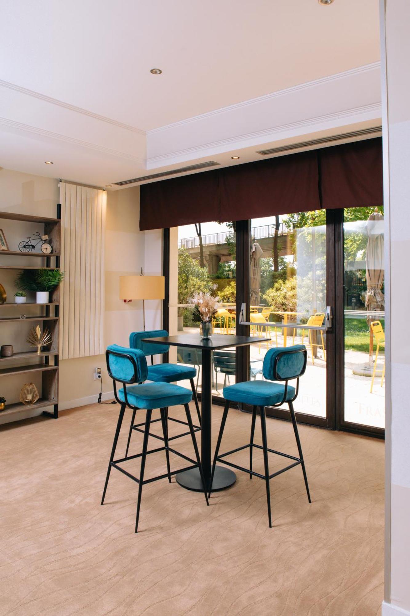 Fraser Suites Paris La Defense Courbevoie Luaran gambar A Roman blind