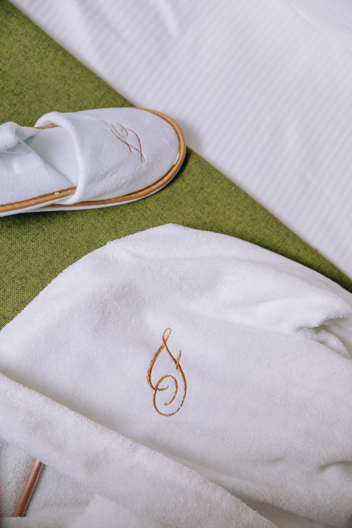 Fraser Suites Paris La Defense Courbevoie Luaran gambar A detail of the embroidered shirt worn by the winner of the 2011 Tour de France.