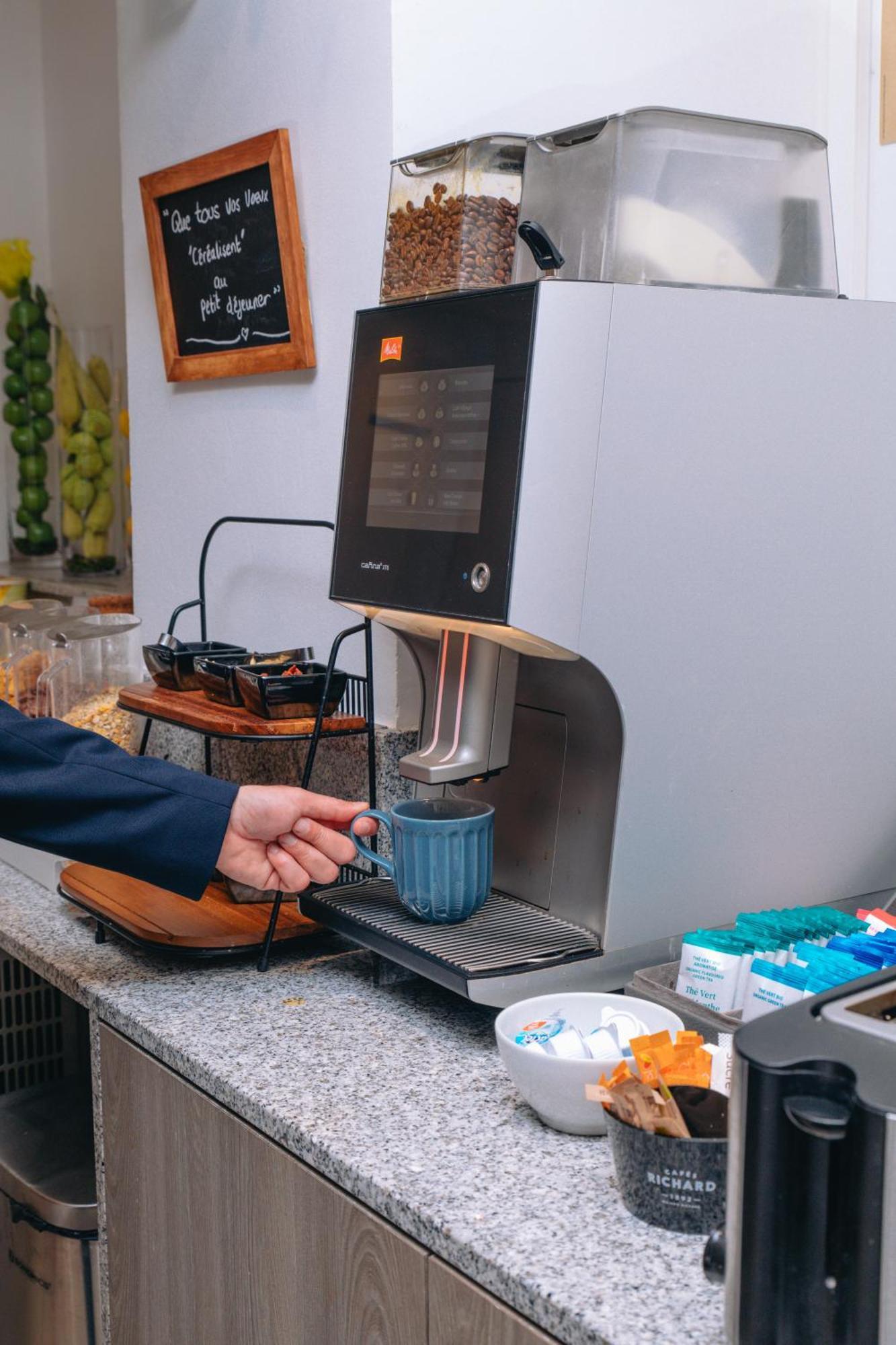 Fraser Suites Paris La Defense Courbevoie Luaran gambar A coffee machine