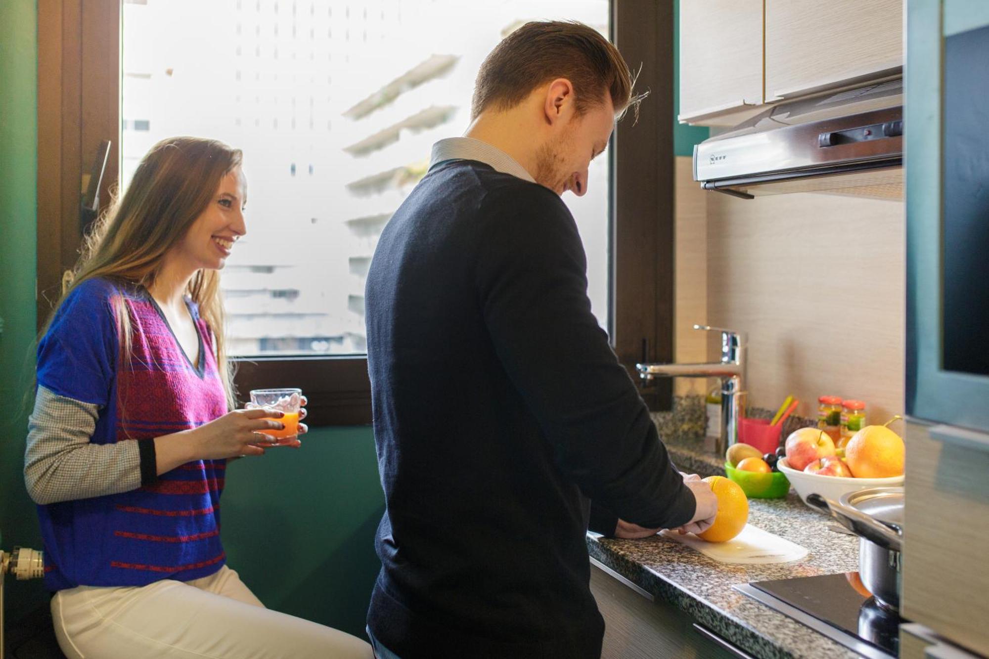 Fraser Suites Paris La Defense Courbevoie Luaran gambar A couple cooking together