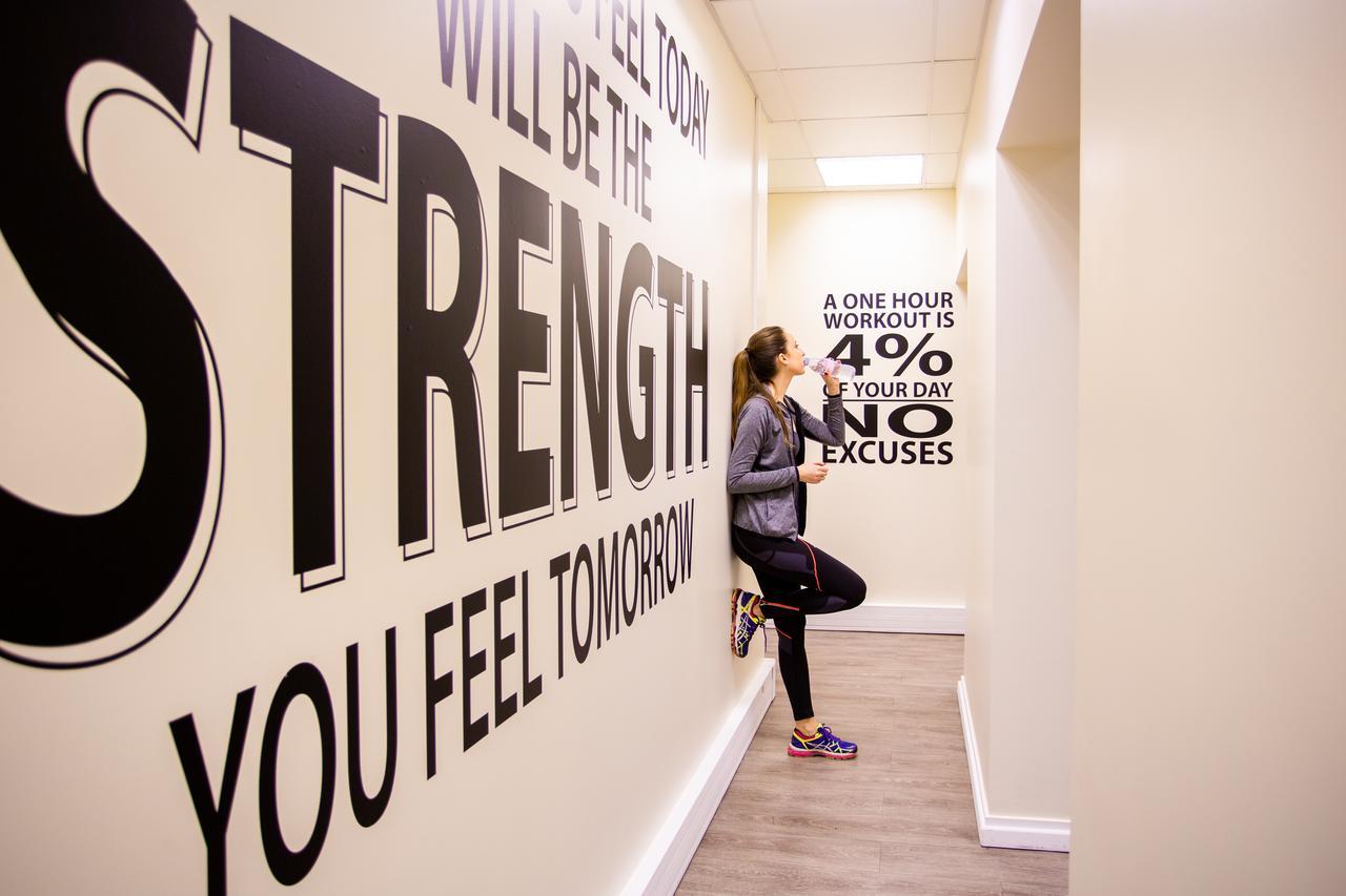 Fraser Suites Paris La Defense Courbevoie Luaran gambar A woman working out at a gym