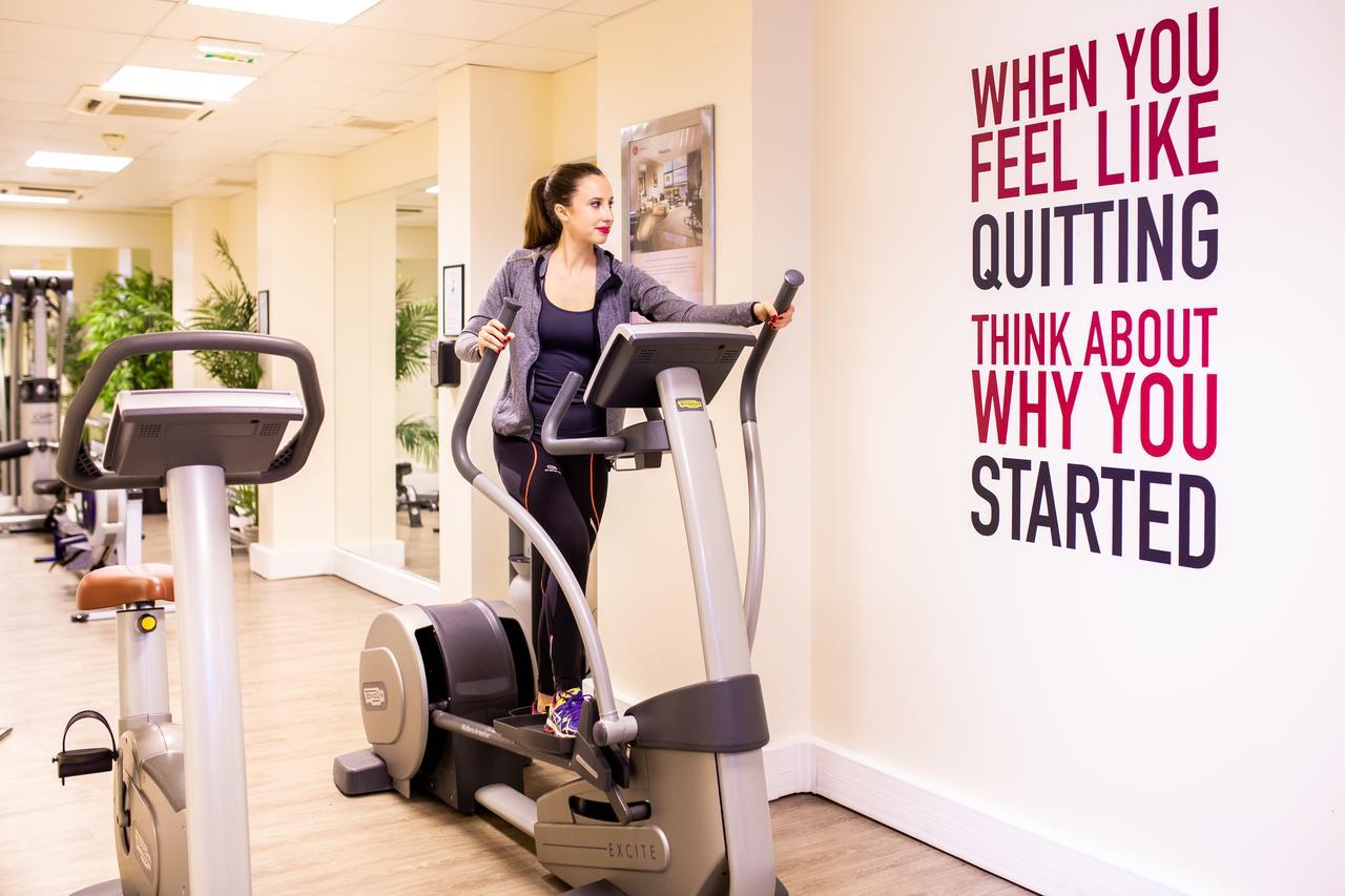 Fraser Suites Paris La Defense Courbevoie Luaran gambar A woman on a cross trainer