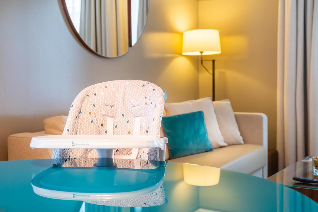 Fraser Suites Paris La Defense Courbevoie Luaran gambar A high chair